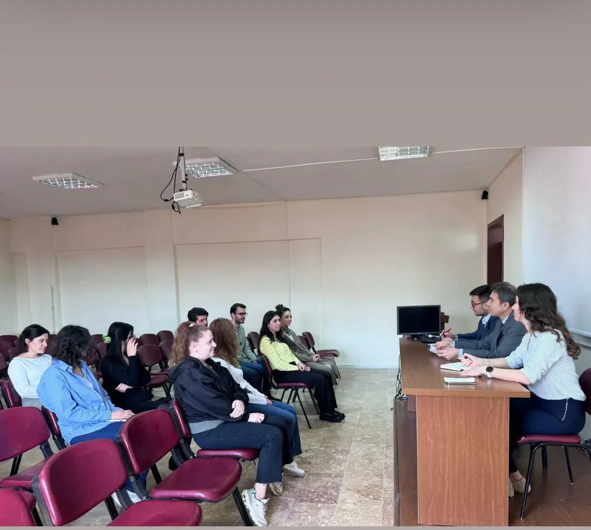 Prof. Dr. Osman Tugay önderliğinde fakülte yönetimi 12 Mart tarihinde araştırma görevlileri ile istişare toplantısı gerçekleştirdi.